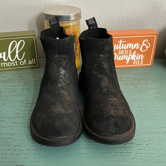 Girls Ugg boots SZ 4 - Picture 1 of 8